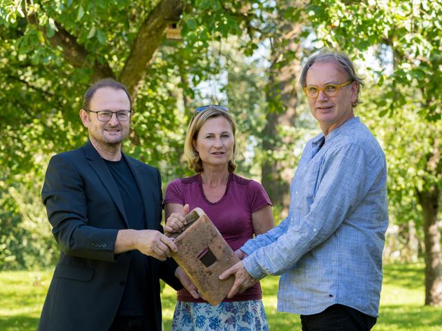 Bei der Übergabe: Hans und Claudia Schillinger (links, Mitte) und Alfred Weidinger. | Foto: Wolfgang Simlinger