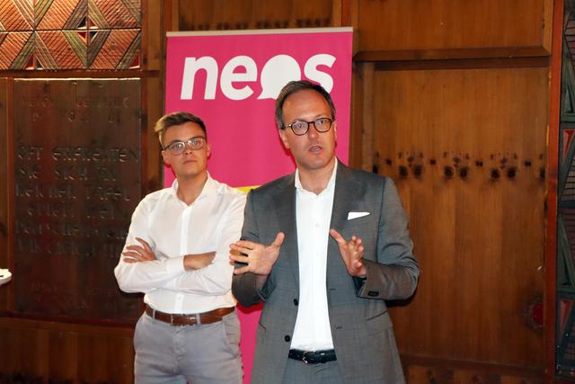NEOS-Bürgerforum zum Thema Venet: Bezirkssprecher Johannes Tilg (li.) und Landtagsabgeordneter Dominik Oberhofer.