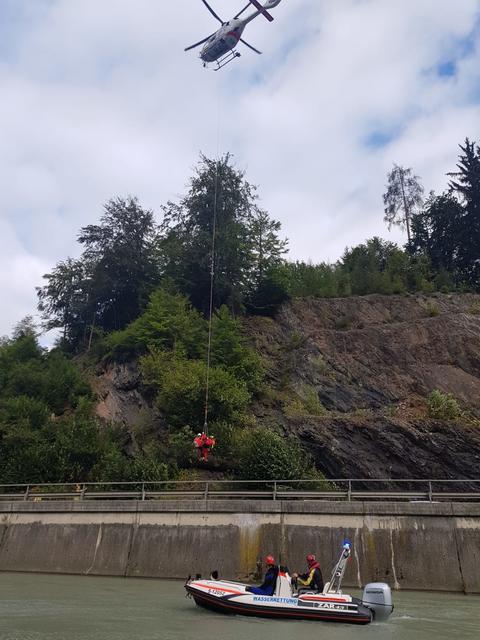 Die Retter können den Mann gerade auf der Straße zwischen Mauth- und Schönbergtunnel absetzen. | Foto: Wasserrettung Pongau West 385