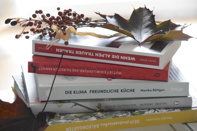 Die BEZIRKSBLÄTTER haben sich im heurigen Corona-Jahr sechs Bücher genauer angesehen, die auch treue Begleiter für den Herbst sind. Allesamt lassen sie neben Leselust auch Tatendrang hochkommen – in welcher Form auch immer.  | Foto: Barbara Fluckinger