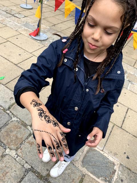 Nachbarschaftsfest am Leipziger Platz: Neben Bungee-Trampolin, Hüpfburg und Karussell wartet auf Kinder auch Henna-Bemalung. | Foto: Verein BSKI