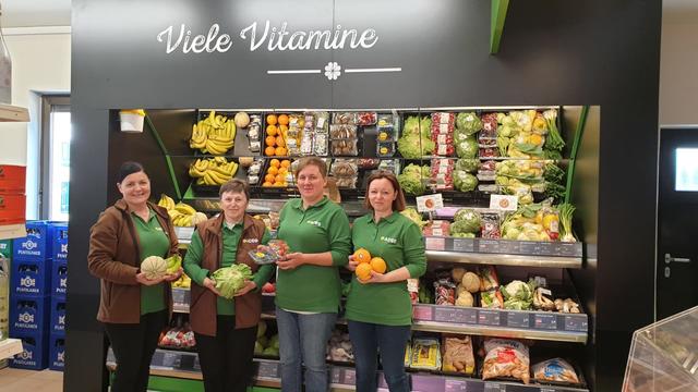Maria Wachter (2.v.l.) und ihr Team bieten frische Produkte und viel Service. | Foto: ADEG