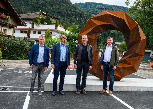Bürgermeister Anton Hoflacher (re.) präsentiert gemeinsam mit NHT-Geschäftsführer Hannes Gschwentner und Vizebürgermeister Michael Dessl (li.) die eindrucksvolle Skulptur von Peter Sandbichler (2.v.r.). | Foto: NHT/Oss