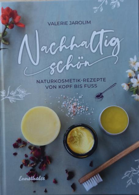 Mit ihrem Buch "Nachhaltig schön" will Valerie Jarolim in die Welt der Naturkosmetik einführen.  | Foto: Fluckinger/ Cover Ennsthaler