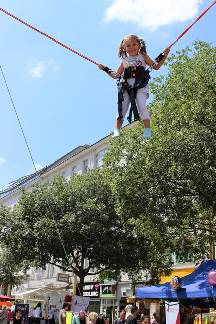 Nachbarschaftsfest am Leipziger Platz: Auch ein Bugee-Trampolin waretet auf den Nachwuchs. | Foto: Verein BSKI