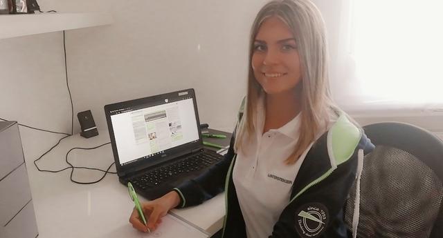 LehrlingsRedakteurin Leonie Pollhammer an ihrem Arbeitsplatz. | Foto: Pollhammer