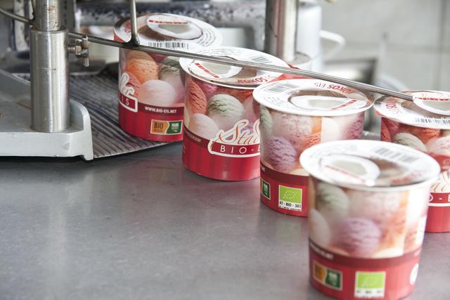 Eis vom Bauernhof in verschiedenen Sorten gibt's beim Biohof Stadler.