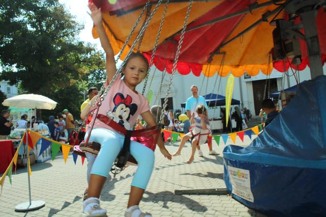 Buntes Programm am Leipziger Platz: von Karussell und Hüpfburg über Kinderschminken bis hin zu Musik und Freiluftkino. | Foto: Verein BSKI