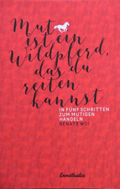 "Mut ist ein Wildpferd, das du reiten kannst" – das beweist Renate Woi in ihrem neuen Buch.  | Foto: Fluckinger/ Cover: Ennsthaler