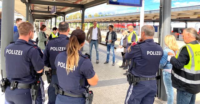 Magistratsmitarbeiter, Vertreter der ÖBB und der Polizei bei einer Einsatzbesprechung am Bahnsteig | Foto: Stadt Villach/Kofler