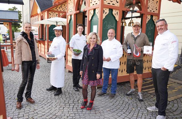 Barbara Nußbaumer (TVB Osttirol), Ernst Muhr, Theresa Rogl, Bgm. Elisabeth Blanik, Ernst Moser, Johannes Egger und Josef Mühlmann beendeten die Sommersaison von „Osttirol de luxe“ in Lienz. | Foto: Stadt Lienz/Lenzer