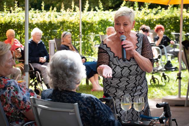 Haus Augarten: Jazz Gitti sorgte mit Hits wie "A Wunder" und „So a sheana Tog!“ für Schwung und gute Laune. | Foto: KWP/Bruckner