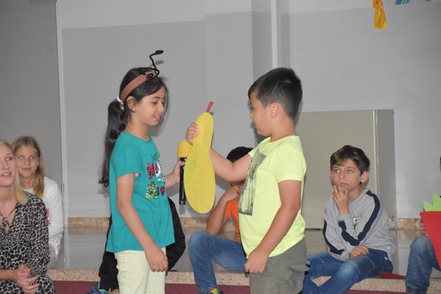Die Kinder der Gruppe 1 Volksschule spielten "Die kleine Raupe Nimmersatt". | Foto: Michael Strini