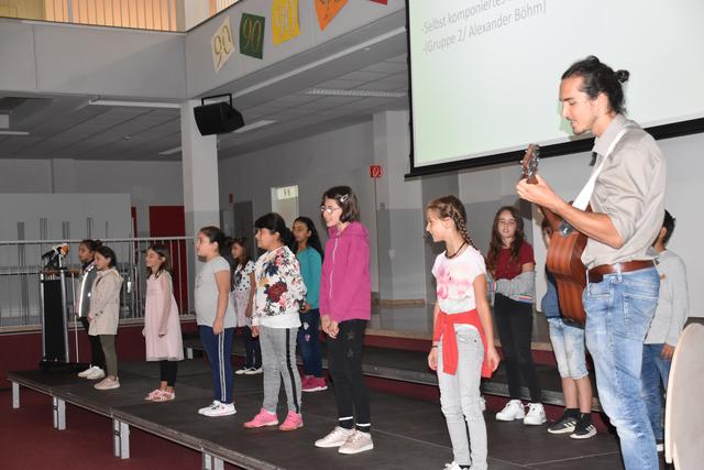 Eine gesangliche Einlage gab es von Gruppe 2 VS mit dem selbstkomponierten Lied "Sommerschule Oberwart". | Foto: Michael Strini