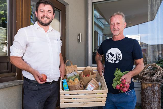 Obmann des Vereines Bio-Drehscheibe Johannes Großruck (li) und Hermann Hötzendorfer freuen sich auf den Start der Einkaufsgemeinschaft.