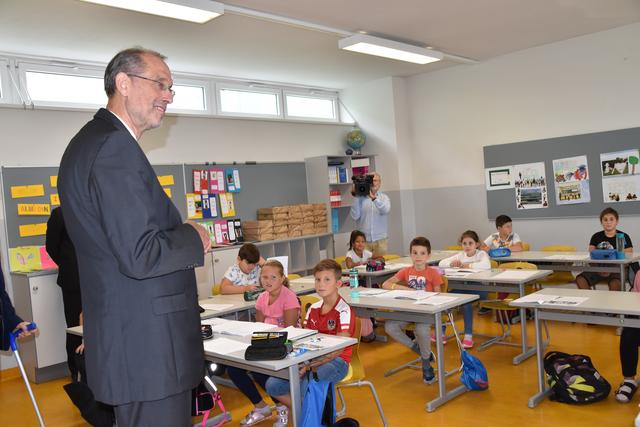 Minister Faßmann nahm sich Zeit und beantwortete auch die Fragen der Schüler. | Foto: Michael Strini