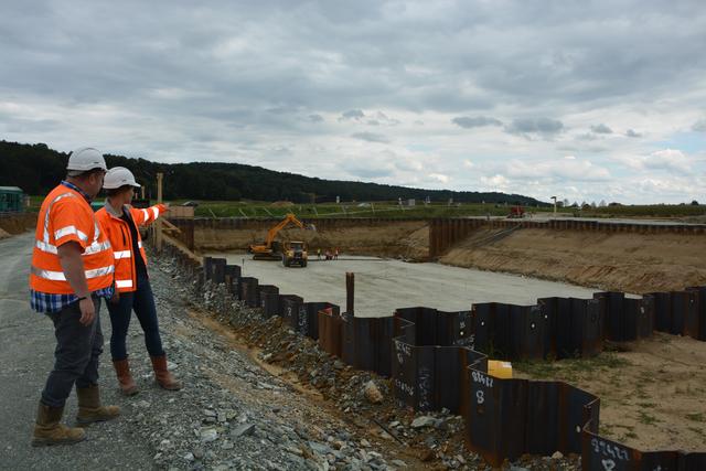 Gewaltig: 840 Meter lang und sechs Meter tief erstreckt sich das Wannenbauwerk Rudersdorf West, Projektleiterin Julia Korber und Asfinag-Gesamtprojektleiter Herwig Moser bei der Baulosbesichtigung.