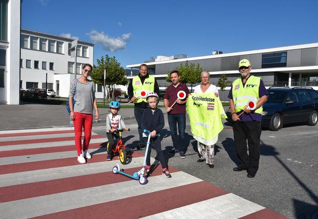 Schulstadträtin Andrea Reisenbauer, Gemeinderat Michael Riedl mit den Schülerlotsen Gerhard Zwinz und Roman Hofer helfen Caroline Seyser sowie Alina und Thobias Renner beim Überqueren der Straße. | Foto: Stadtgemeinde Ternitz/Robert Unger
