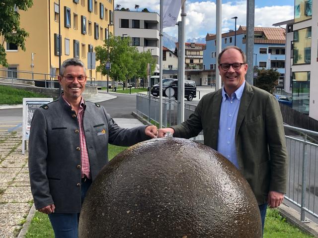 Bernhard Schöpf von den Imster Bergbahnen und Josef Huber von der Wirtschaftskammer üben den Schulterschluss. | Foto: Foto: Perktold