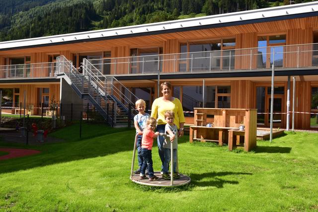 Kindergartenleiterin Birgit Gschwandtl freut sich mit den Kindern auf den Start im neuen Kindergarten.
