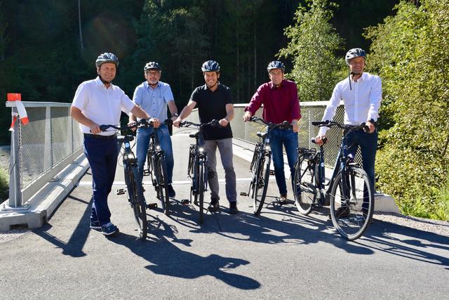 Bei der Eröffnung des Drauradwegs: v.l. LHStv Josef Geisler, Bernhard Schneider (Bgm Assling), Harald Haider (Leiter BBA Lienz), Johann Waldauf (Bgm Anras) und Christian Molzer (Vorstand Abt. Straße und Verkehr des Landes Tirol). 