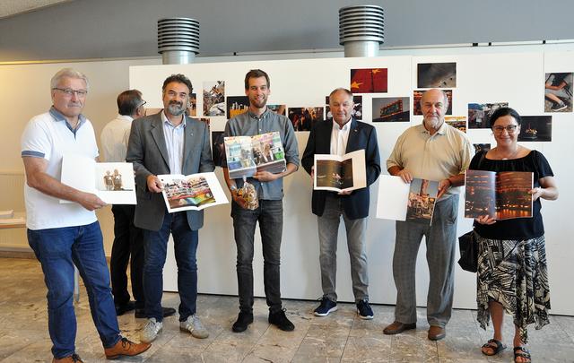 v.l.: Bürgermeister Stefan Visotschnig, Kulturstadtrat Marko Trampusch, Fotograf Stefan Reichmann, GR Karl-Heinz Pirker, GR Ronald Gerdey und GR Simona Vujkovac-Serafini