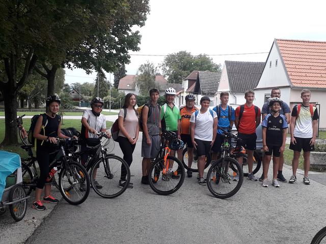 Jenny, Franz, Leonie, Philip, Vizebürgermeister Helmut Orisich, Herbert, Mathias, Markus, Daniel, Rudi, Jonas und Michi legten stolze 246 km zurück | Foto: BTV