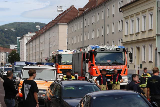 Feuerwehrleute der Linzer Berufsfeuerwehr kümmerten sich um die Bergung des Wracks an der Leonfeldner Straße.