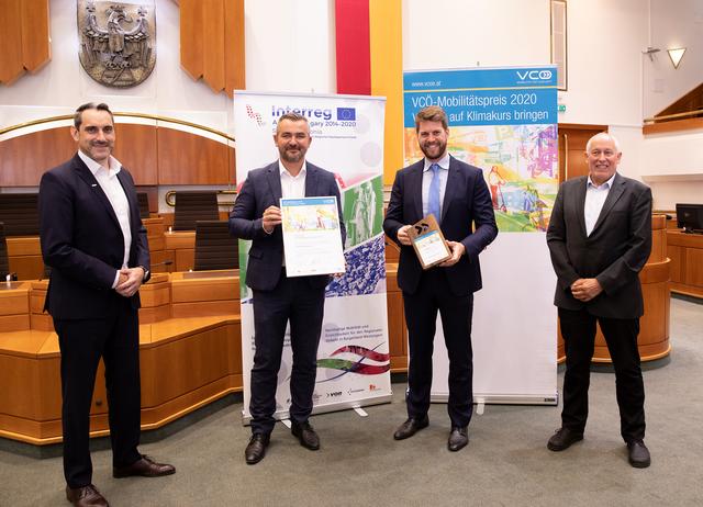Burgenlands erster E-Ortsbus der Gemeinde Hornstein bekam den Mobilitätspreis verliehen: ÖBB-Regionalmanager Christof Hermann, Landesrat Heinrich Dorner, Bürgermeister Christoph Wolf und VCÖ-Geschäftsführer Willi Nowak | Foto: Landesmedienservice Bgld.