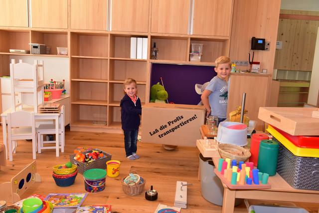 Für die Kindergartenkinder Christoph Fritzenwallner (li.) und Michael Toferer ist die Übersiedlung in den neuen Kindergarten ein spannendes Thema.