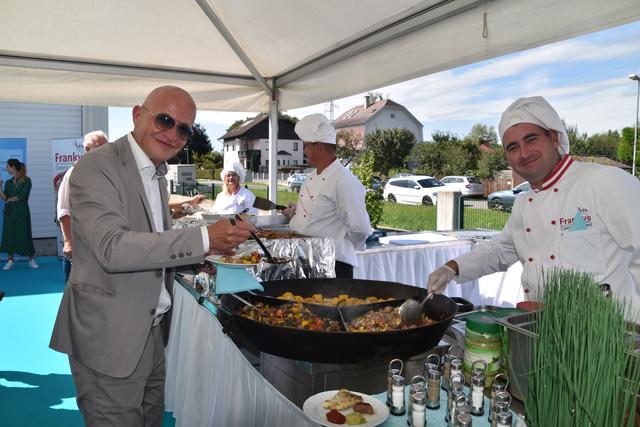 Am Buffet erwischt: Martin Lackner – im Bild mit Paul. | Foto: Karin Zeiler / Bezirksblätter NÖ