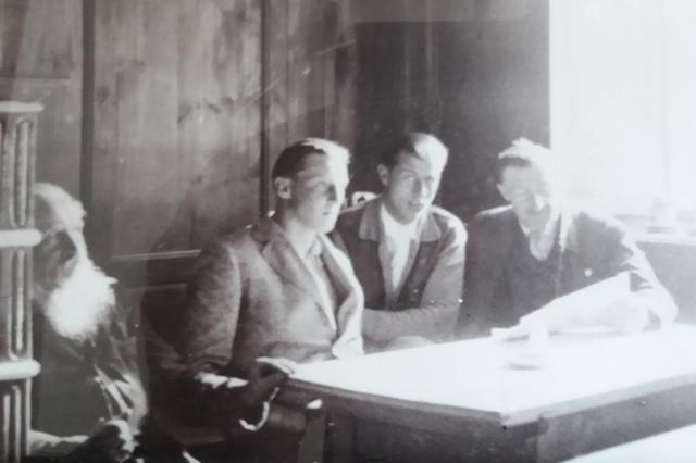 Der Großvater Stanislaus von Max und Hans mit dem Knecht, der den beiden "Zistelbuben" das Schifahren beibrachte. | Foto: Familienarchiv Hauser