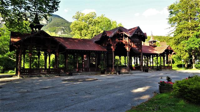 Der denkmalgeschützte, in Arkaden geöffnete Holzständerbau, der einst als Wandelhalle genutzt wurde, ist mit reichem Laubsägewerk versehen! ...