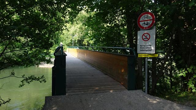 Am Ende des Parks befindet sich eine Brücke über die Schwarza, die ...