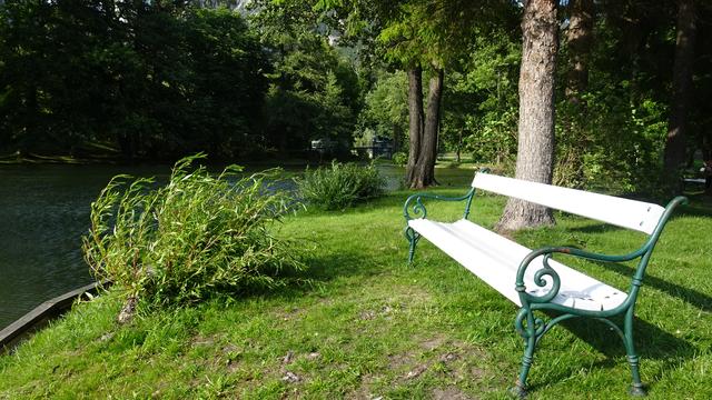 Parkbänke laden zum Verweilen ein! Hier kann man das herrliche Ambiente in Ruhe genießen! ...