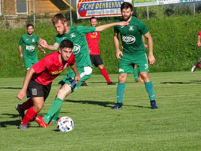 Ivan Krnjic (rot) stürmt für Maria Gail