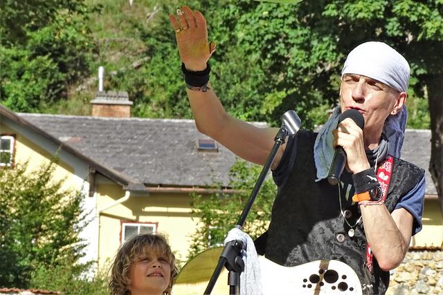 Bernhard Fibich und der kleine Sänger Benjamin. | Foto: RAXmedia