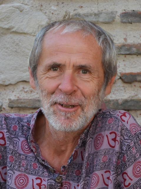 Markus Kumpfmüller, Landschaftsarchitekt und Naturgartenberater, Steyr
Steckbrief:  Markus Kumpfmüller ist Landschaftsarchitekt und betreibt mit seiner Frau Edith Kals in Steyr ein Ingenieurbüro für Landschaftsplanung. In zahlreichen Gemeinden ist er als Berater, Planer und Referent tätig. Er bearbeitet innovative nachhaltige Projekte für Gemeinden, Betriebe und andere Organisationen – stets mit dem Ziel, die Lebensqualität von Menschen, Pflanzen und Tieren zu steigern. Als Vorstand des REWISA-Netzwerkes und als Klimabündnisbetrieb setzt er sich für klimaschonende und biodiversitätsfördernde Lösungen ein. Neueste Publikation: Handbuch „Wege zur Natur im Garten“ des Landes Oberösterreich. | Foto: Edith Kals