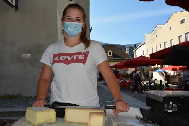 Herrlicher Frischkäse, Weißes Schaf (eine Art Camembert), Schnittkäse und Joghurt stammen von den Schafen des Biobergbauernhofes Schulerhof von Daniel Hollaus aus Rettenschöss.  | Foto: Rainer Hammerle