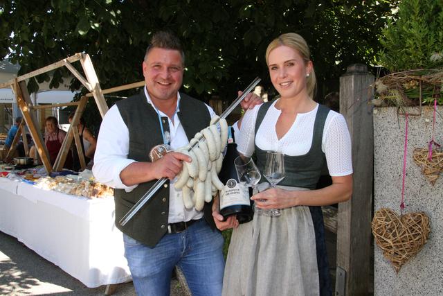 Fuchserei: Stephan und Victoria Fuchs mit Weißwurst und Wildshuter Bier.