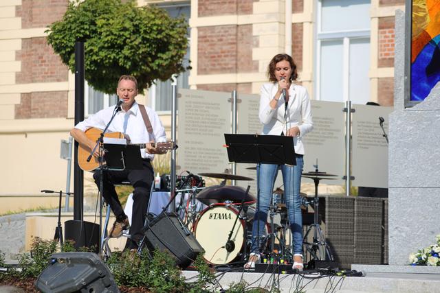 Fausta Gallelli und Gregor Görtler performen das Lied "Von guten Mächten treu und still umgeben" | Foto: Adela Danciu