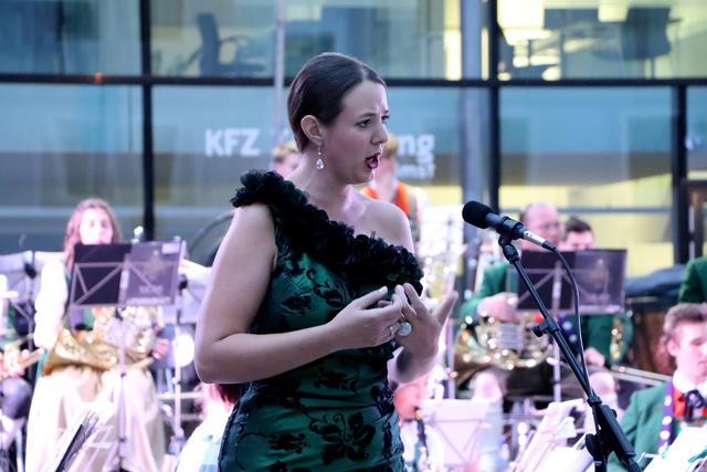 Solistin Eva-Schöler ist Gewinnerin mehrerer Wettbewerbe sowie des "Ersten Tiroler Klassik Sängerpreis" und Stipendiantin des Richard-Wagner-Verbandes Nürnberg.