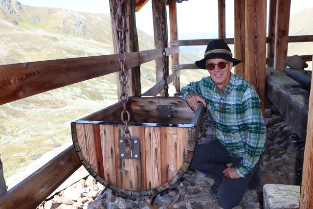 Bruno Schuchter baute sogar die Transportbox der Seilbahn möglichst originalgetreu nach. | Foto: Siegele