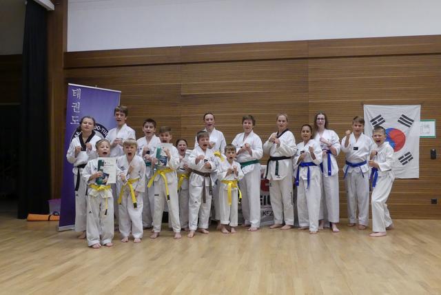 v.l.n.r: Anna Doschek, Mathias Lehner, Elias Lehmann, Eiden Alispahic, Peter Neunteufl, Matias Matijevic, Vivien Majcan, Johannes Lehner, Elma Alispahic, Edin Alispahic, Tomas Syurcek, Margit A. Danek, Anna Cosic, Lena Edelmayer, Kevin Bruckner, Alexander Milovanovic