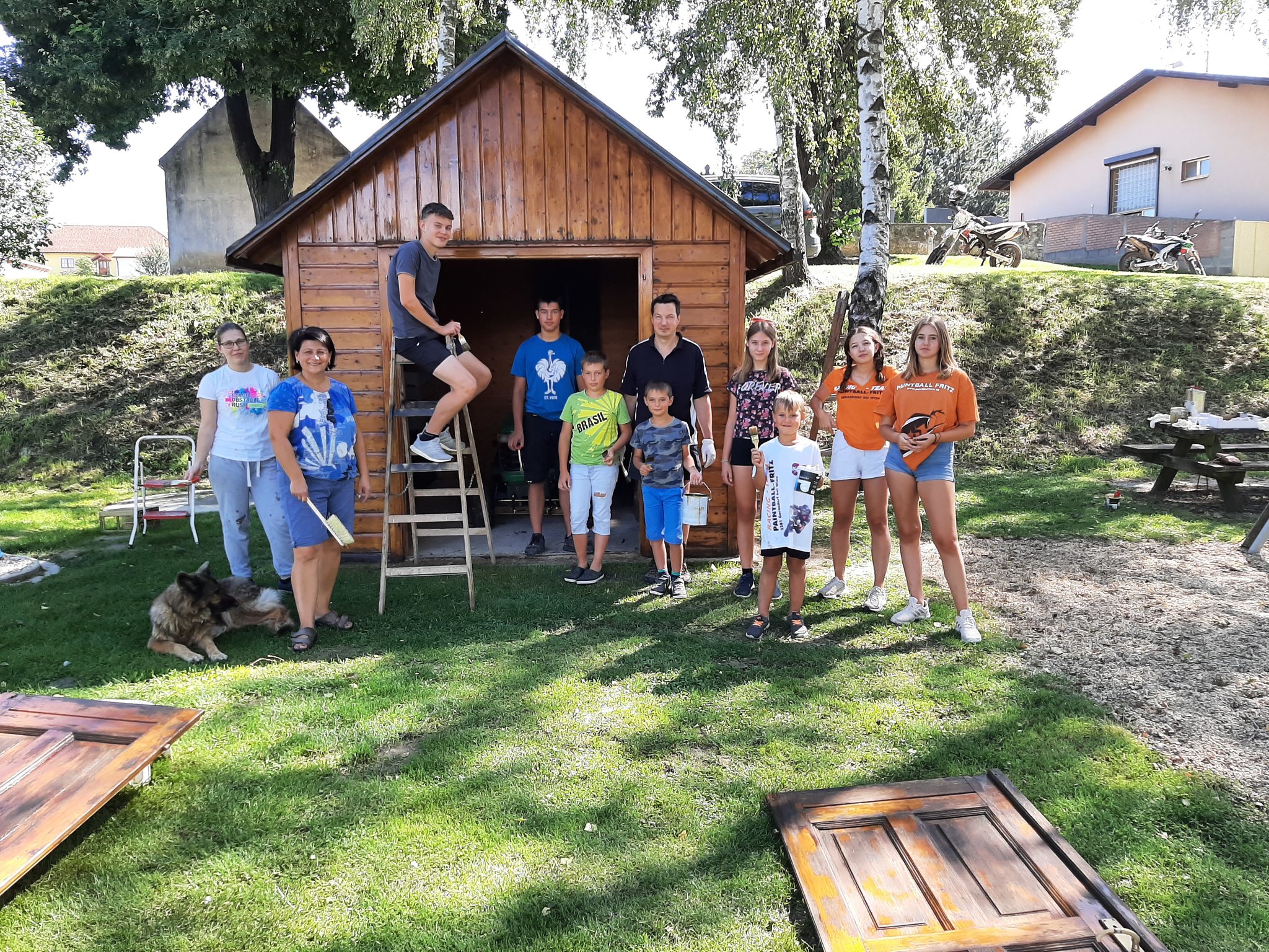 AM SPIELPLATZ GEHTS WEITER: 1. ANSTRICH des HOLZHAUSES - Mistelbach