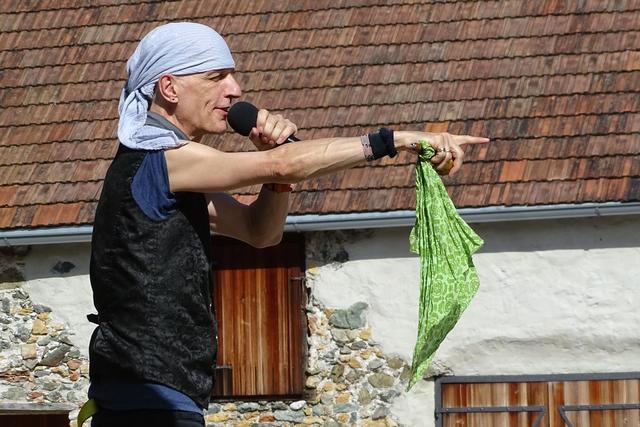 Bernhard Fibich animiert zum Mitmachen. | Foto: RAXmedia