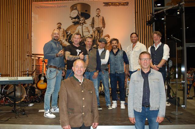 Ron Glaser und The Ridin‘ Dudes, Bürgermeister von Frankenfels Heinrich Putzenlechner und Dienststellenleiter der Mariazellerbahn Anton Hackner.