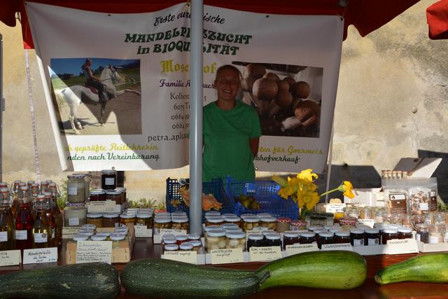 Petra Apltauer vom Moserhof in Tulfes verkauft neben ihren biologisch angebauten Mandelpilzen Wachtel-, Puten- und Perlhuhneier. | Foto: Rainer Hammerle