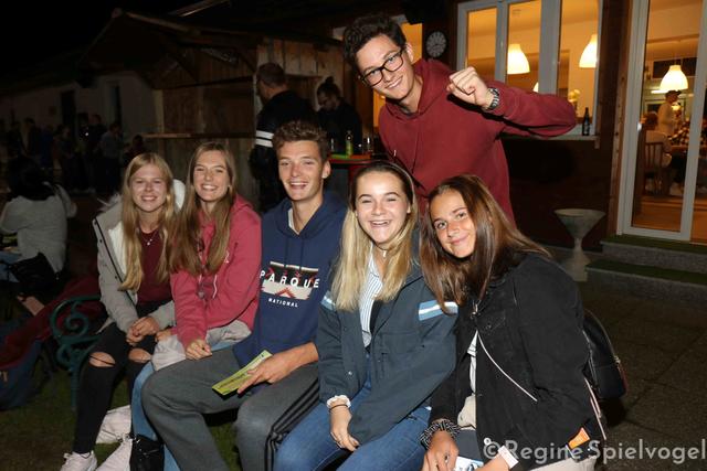 Fans von Max Oitzinger fieberten am Sportplatz Pressbaum mit: Hanna, Anna, Alex, Florentina, Valerie und Jakob
