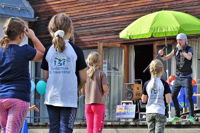 Bernhard Fibich und die Ballschülerinnen. | Foto: RAXmedia